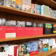 Un rayon de la librairie Le Mot passant. Un rayon de la librairie Le Mot passant.